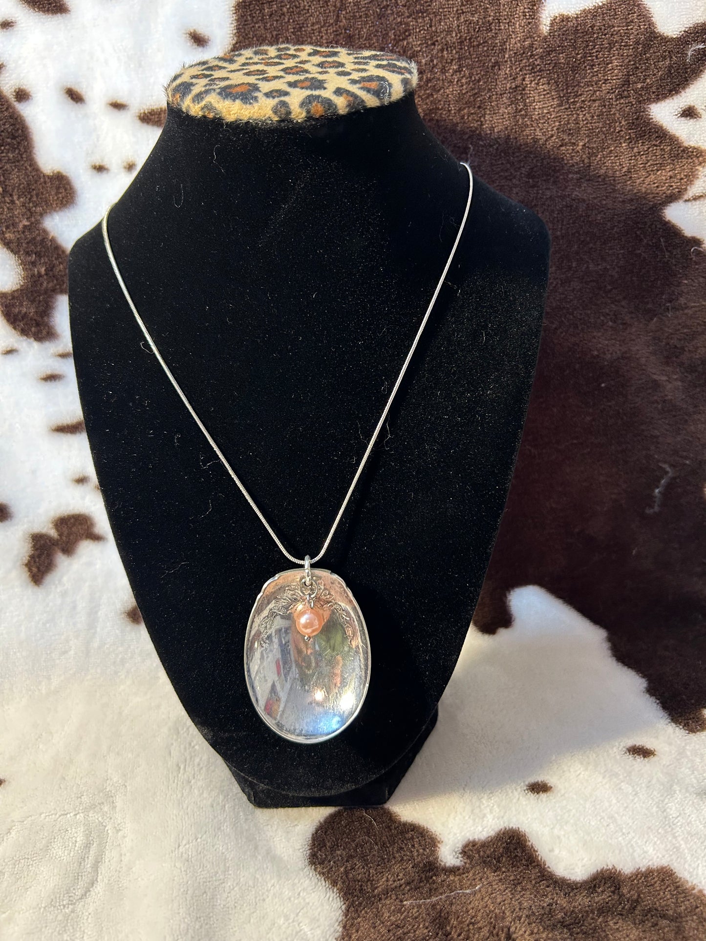 Ribbon Shell Necklace